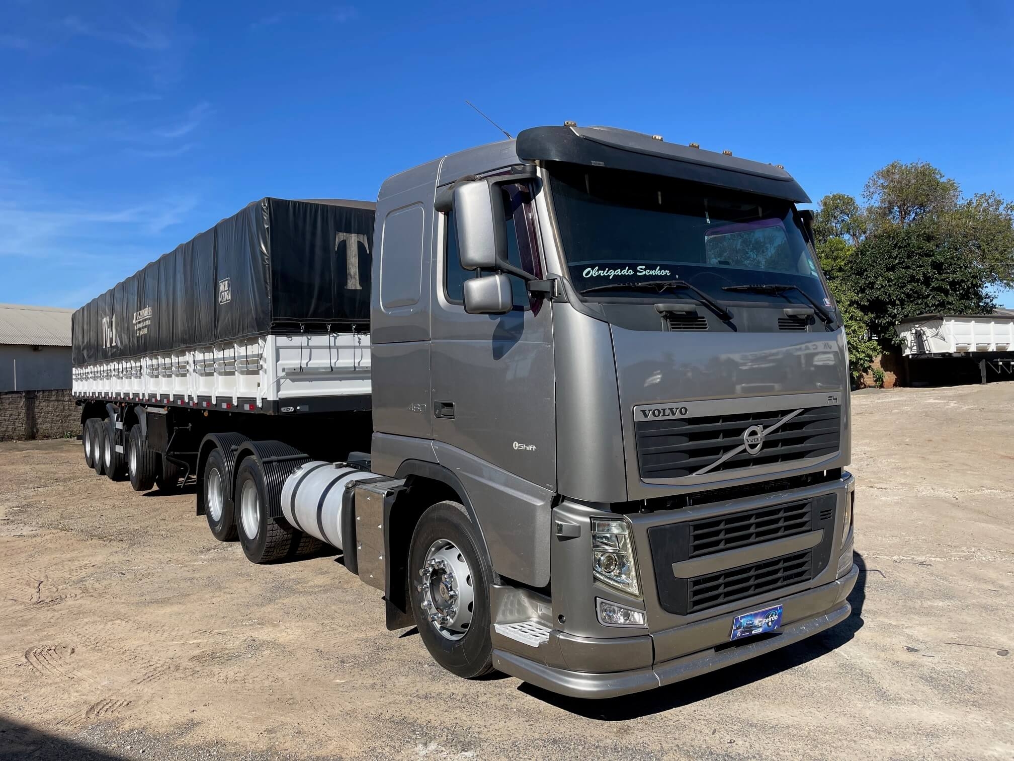 VOLVO FH 460 COM 4 EIXOS FACCHINI