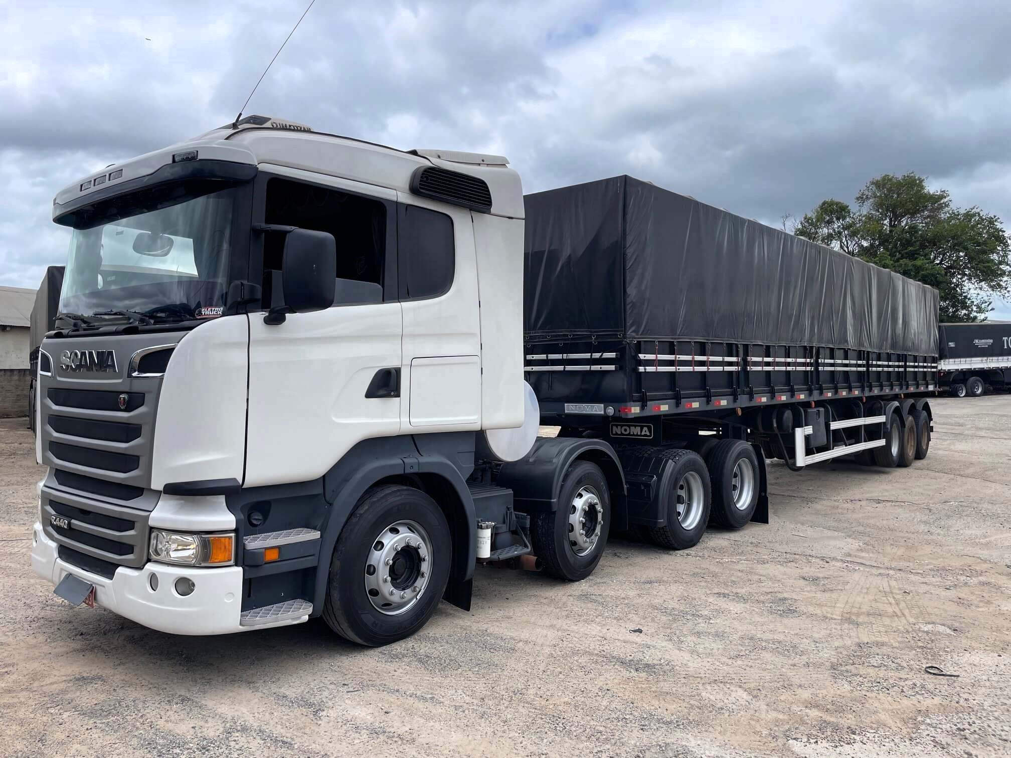 SCANIA R-440 8X2 COM LS NOMA