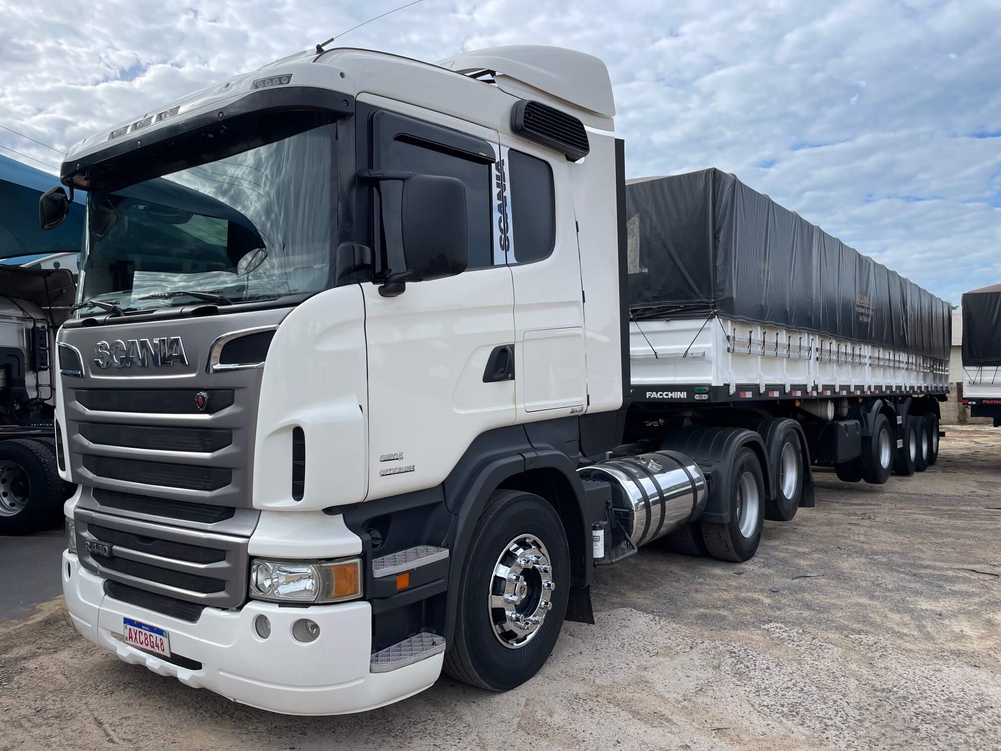 SCANIA R-440 COM 4 EIXOS FACCHINI